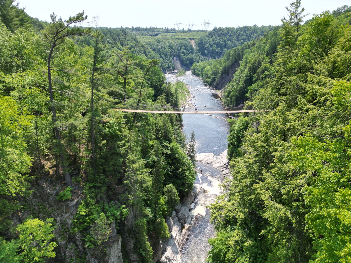 Rivière et passerelle suspendue au Canyon Sainte-Anne